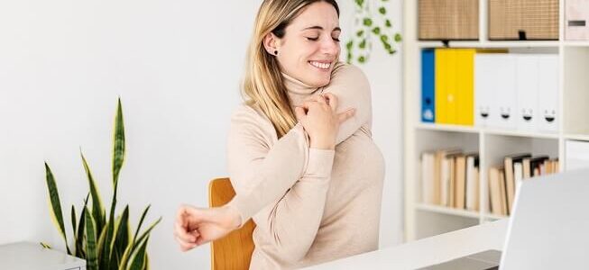 laptopy-z-duzym-ekranem-vs-laptopy-z-malym-ekranem-co-jest-lepsze-dla-nauczyciela-653x300